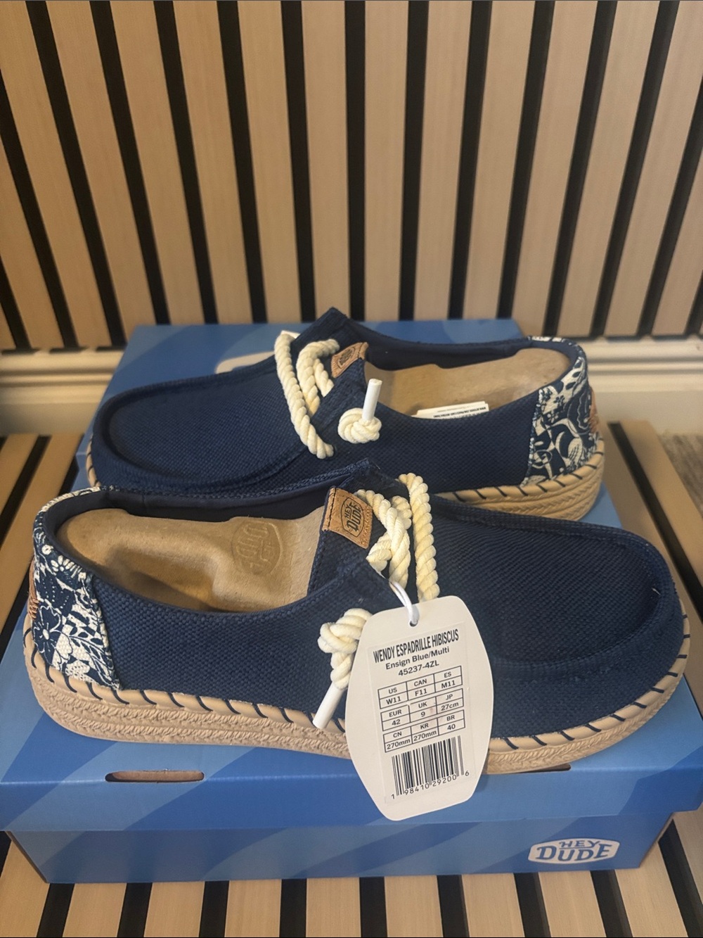 Hey Dude Wendy Espadrrille Hibiscus women’s size 11